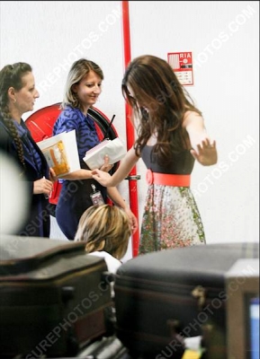 Cheryl_and_Ashley_Cole_Arrive_At_Nice_Airport_France_11062009_48.jpg
