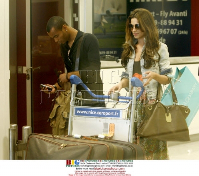 Cheryl_and_Ashley_Cole_Arrive_At_Nice_Airport_France_11062009_5.jpg