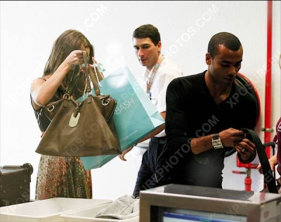 Cheryl_and_Ashley_Cole_Arrive_At_Nice_Airport_France_11062009_55.jpg