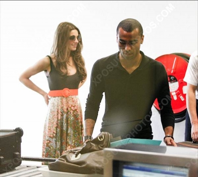Cheryl_and_Ashley_Cole_Arrive_At_Nice_Airport_France_11062009_57.jpg