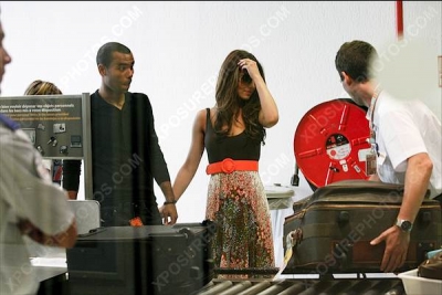 Cheryl_and_Ashley_Cole_Arrive_At_Nice_Airport_France_11062009_58.jpg