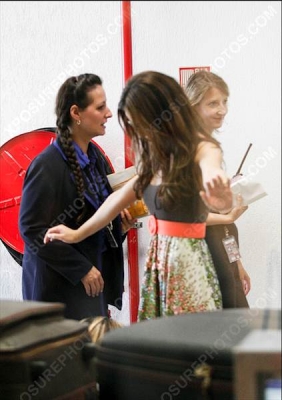 Cheryl_and_Ashley_Cole_Arrive_At_Nice_Airport_France_11062009_60.jpg