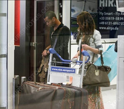Cheryl_and_Ashley_Cole_Arrive_At_Nice_Airport_France_11062009_63.jpg