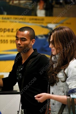 Cheryl_and_Ashley_Cole_Arrive_At_Nice_Airport_France_11062009_66.jpg
