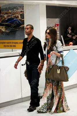 Cheryl_and_Ashley_Cole_Arrive_At_Nice_Airport_France_11062009_68.jpg