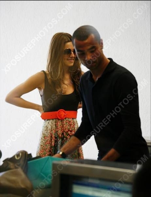 Cheryl_and_Ashley_Cole_Arrive_At_Nice_Airport_France_11062009_72.jpg