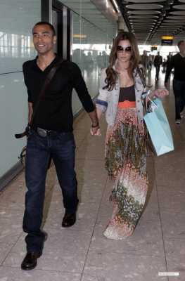 Cheryl_and_Ashley_spotted_at_an_airport_to_depart_on_holiday_11_06_09_2812729.jpg