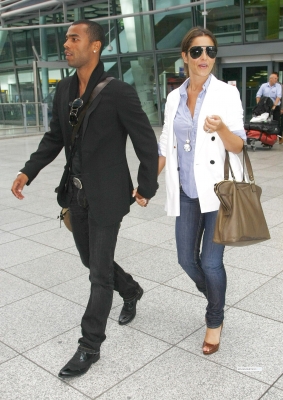 Cheryl_and_Ashley_arriving_at_Heathrow_airport_19_06_09_10.jpg