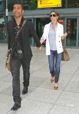 Cheryl_and_Ashley_arriving_at_Heathrow_airport_19_06_09_11.jpg