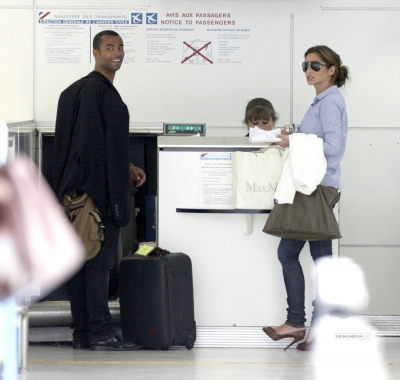 Cheryl_and_Ashley_arriving_at_Heathrow_airport_19_06_09_14.jpg