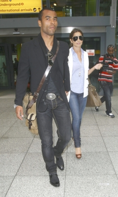 Cheryl_and_Ashley_arriving_at_Heathrow_airport_19_06_09_15.jpg