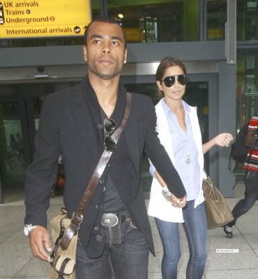Cheryl_and_Ashley_arriving_at_Heathrow_airport_19_06_09_21.jpg