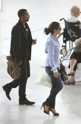 Cheryl_and_Ashley_arriving_at_Heathrow_airport_19_06_09_22.jpg