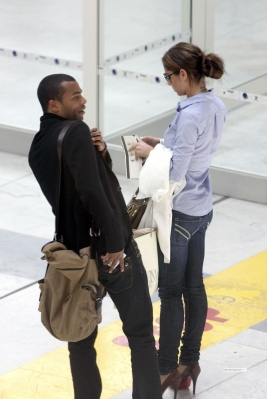 Cheryl_and_Ashley_arriving_at_Heathrow_airport_19_06_09_23.jpg