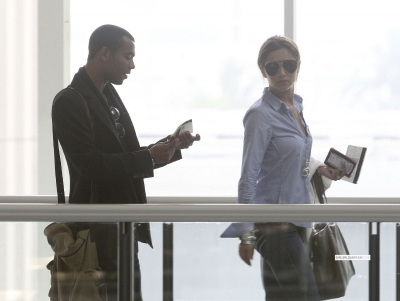 Cheryl_and_Ashley_arriving_at_Heathrow_airport_19_06_09_24.jpg