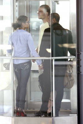 Cheryl_and_Ashley_arriving_at_Heathrow_airport_19_06_09_25.jpg
