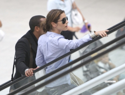 Cheryl_and_Ashley_arriving_at_Heathrow_airport_19_06_09_36.jpg