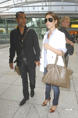 Cheryl_and_Ashley_arriving_at_Heathrow_airport_19_06_09_4.jpg