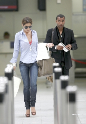 Cheryl_and_Ashley_arriving_at_Heathrow_airport_19_06_09_40.jpg