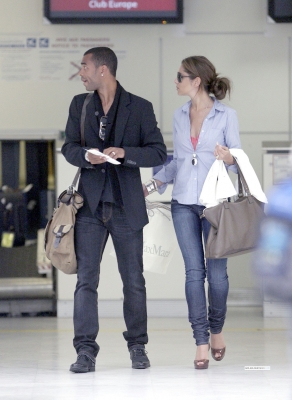 Cheryl_and_Ashley_arriving_at_Heathrow_airport_19_06_09_42.jpg