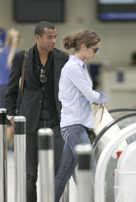 Cheryl_and_Ashley_arriving_at_Heathrow_airport_19_06_09_46.jpg