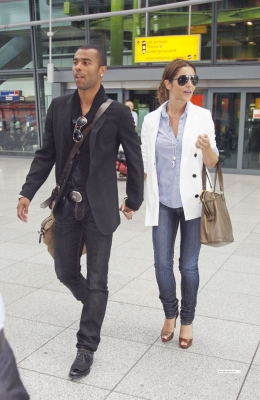 Cheryl_and_Ashley_arriving_at_Heathrow_airport_19_06_09_6.jpg