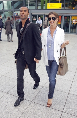 Cheryl_and_Ashley_arriving_at_Heathrow_airport_19_06_09_8.jpg
