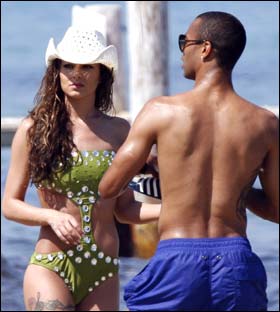 Cheryl_and_Ashley_on_the_beach_in_Nice_120609_1.jpg