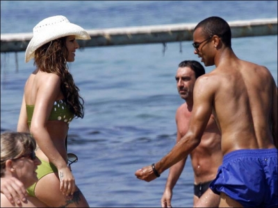 Cheryl_and_Ashley_on_the_beach_in_Nice_120609_11.jpg