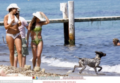 Cheryl_and_Ashley_on_the_beach_in_Nice_120609_22.jpg