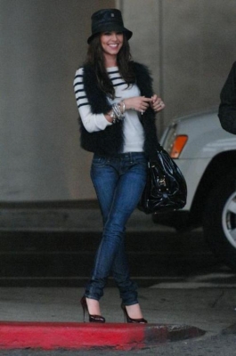 Cheryl_arriving_at_LAX_070209_21.jpg