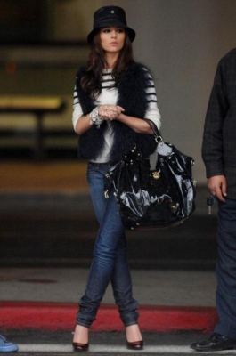 Cheryl_arriving_at_LAX_070209_26.jpg