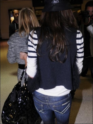 Cheryl_arriving_at_LAX_070209_4.jpg