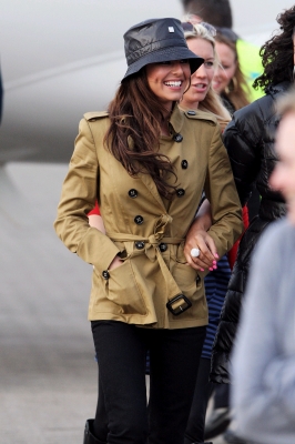 Cheryl_Cole_and_Kimberley_Walsh_return_from_Africa_090309_13.JPG