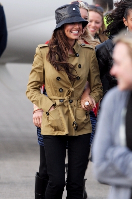 Cheryl_Cole_and_Kimberley_Walsh_return_from_Africa_090309_19.JPG