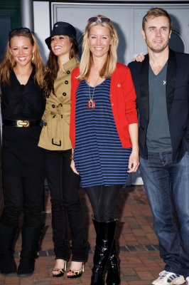 Cheryl_Cole_and_Kimberley_Walsh_return_from_Africa_090309_20.JPG