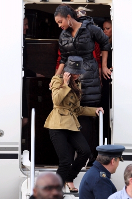 Cheryl_Cole_and_Kimberley_Walsh_return_from_Africa_090309_22.JPG