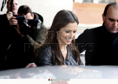 Cheryl_Cole_arriving_at_Heathrow_airport_10022009_38.jpg