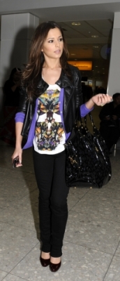 Cheryl_Cole_arriving_at_Heathrow_airport_10022009_57.jpg