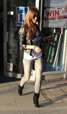 Cheryl_Cole_goes_to_get_her_vaccinations_130209_22.jpg