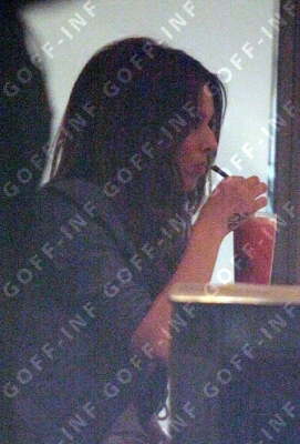 Cheryl_Cole_having_dinner_at_Soho_140409_16.jpg