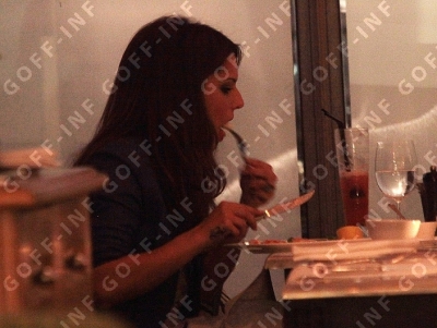 Cheryl_Cole_having_dinner_at_Soho_140409_21.jpg