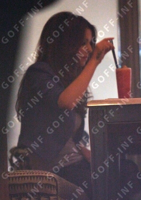 Cheryl_Cole_having_dinner_at_Soho_140409_6.jpg