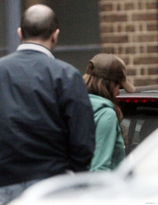 Sarah_and_Cheryl_arrive_a_studio_for_concert_practice_030409_1.jpg
