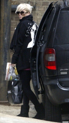 Sarah_and_Cheryl_arrive_a_studio_for_concert_practice_030409_2.jpg