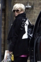 Sarah_and_Cheryl_arrive_a_studio_for_concert_practice_030409_3.jpg