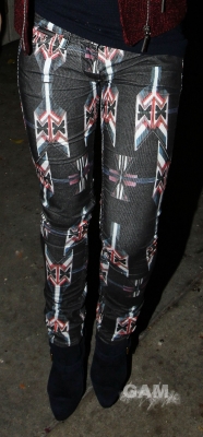 Cheryl_arrives_at_LAX_airport_in_LA_09_10_11_19.jpg