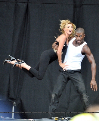 Girls_Aloud_performing_at_V2008_Festival_160808_1.jpg