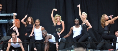 Girls_Aloud_performing_at_V2008_Festival_160808_2.jpg