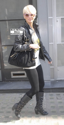 Girls_Aloud_stop_off_at_a_service_station2C_Oxford_15_08_08_283529.jpg